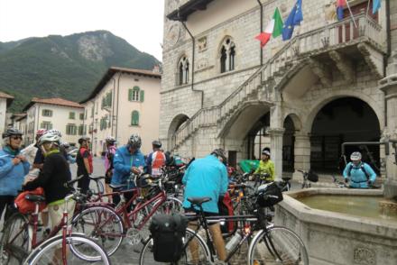 Ciclisti in piazza a Venzone 